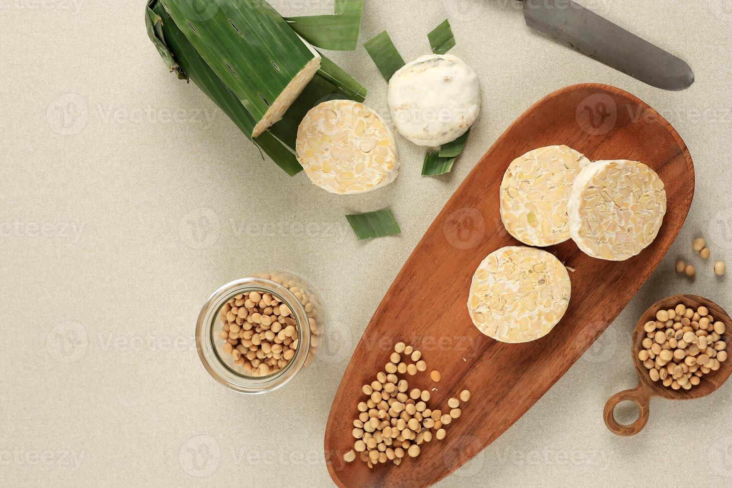 rå tempeh eller tempe mentah, skivor i trä- oval tallrik. foto