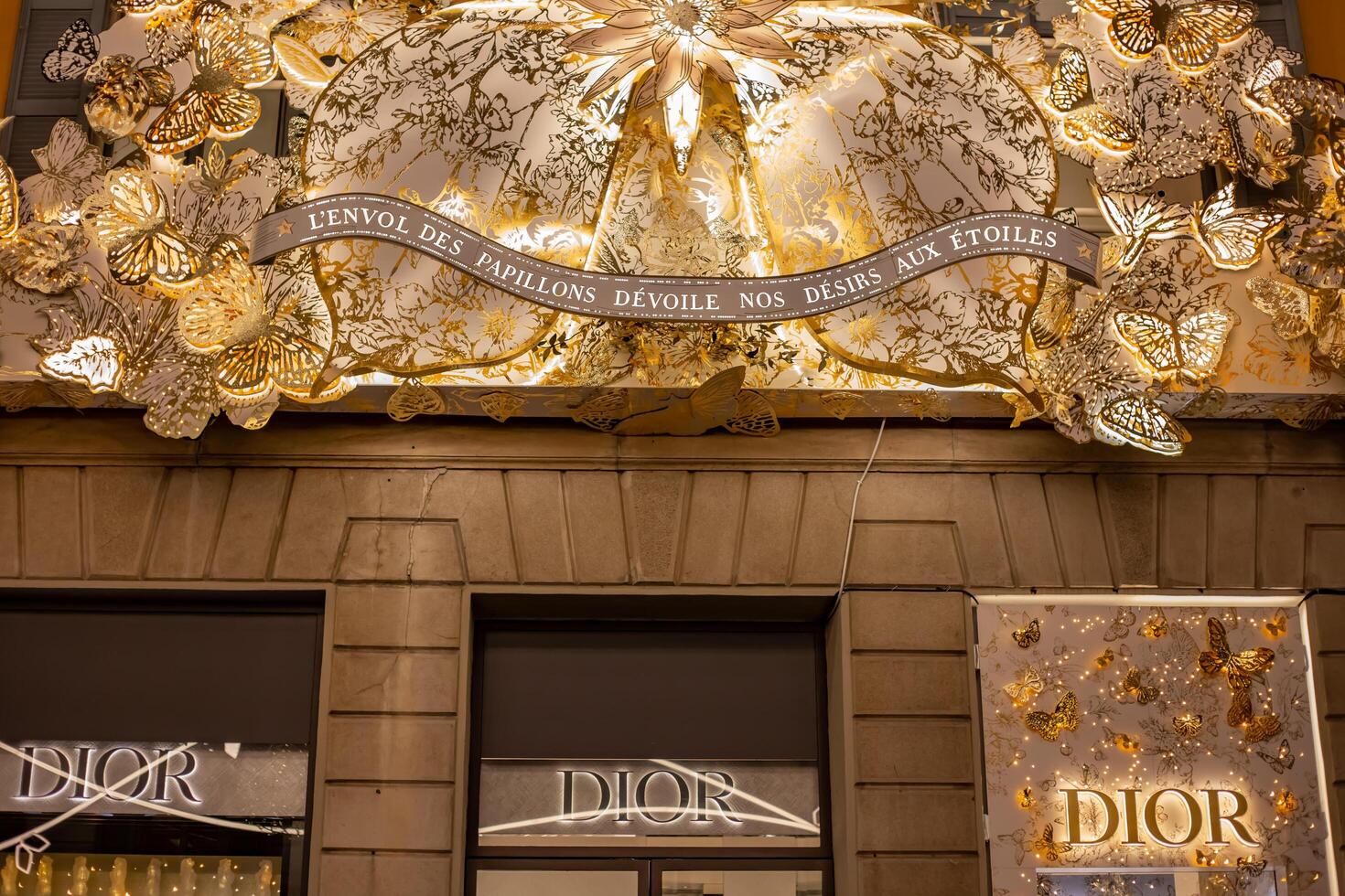 dior boutique med affär fönster på via montenapoleone i milano. affär fönster av en dior affär i milan montenapoleone område. Italien, milan 2.12.2023 foto