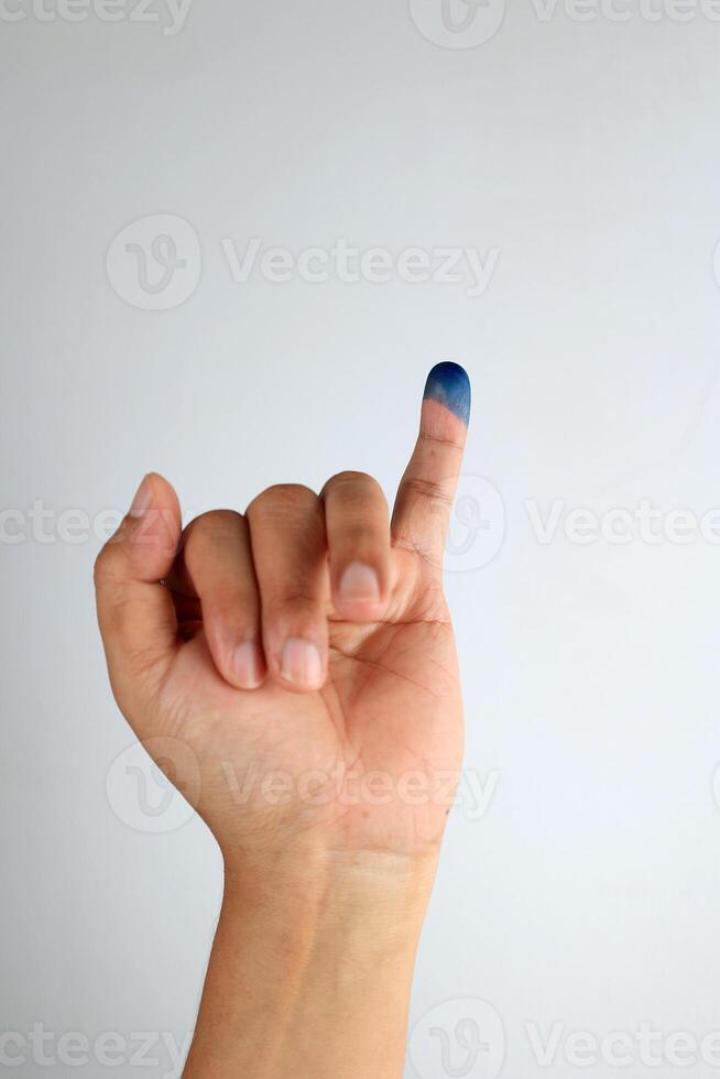stänga upp av hand gest liten finger efter röstning. foto