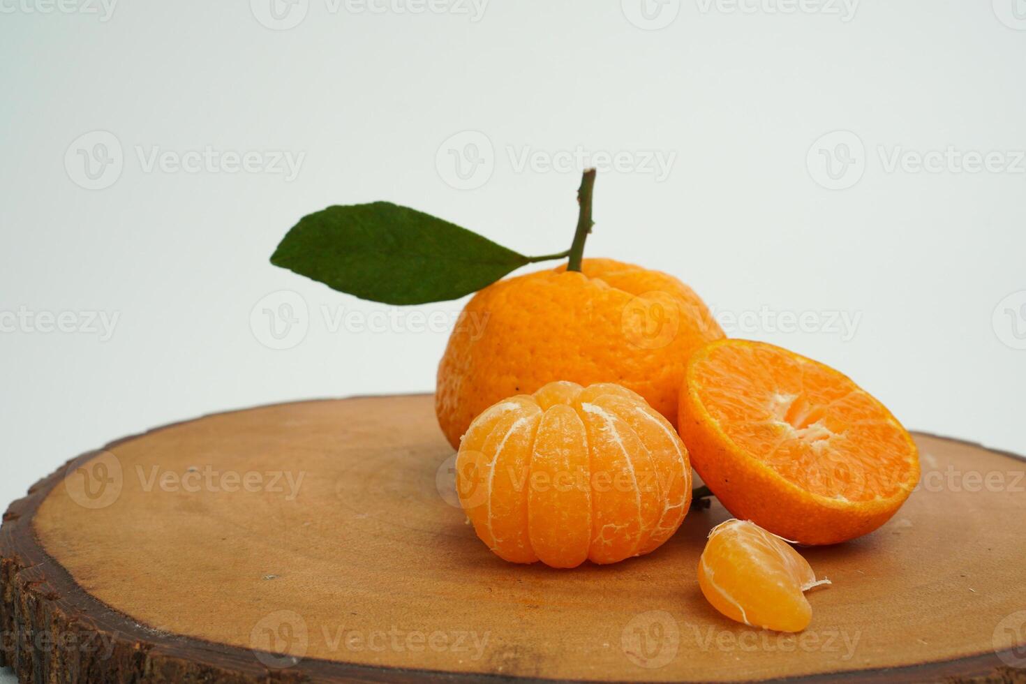 grupp av orange frukt består av hela, bit och halv orange på trä isolerat på vit bakgrund foto