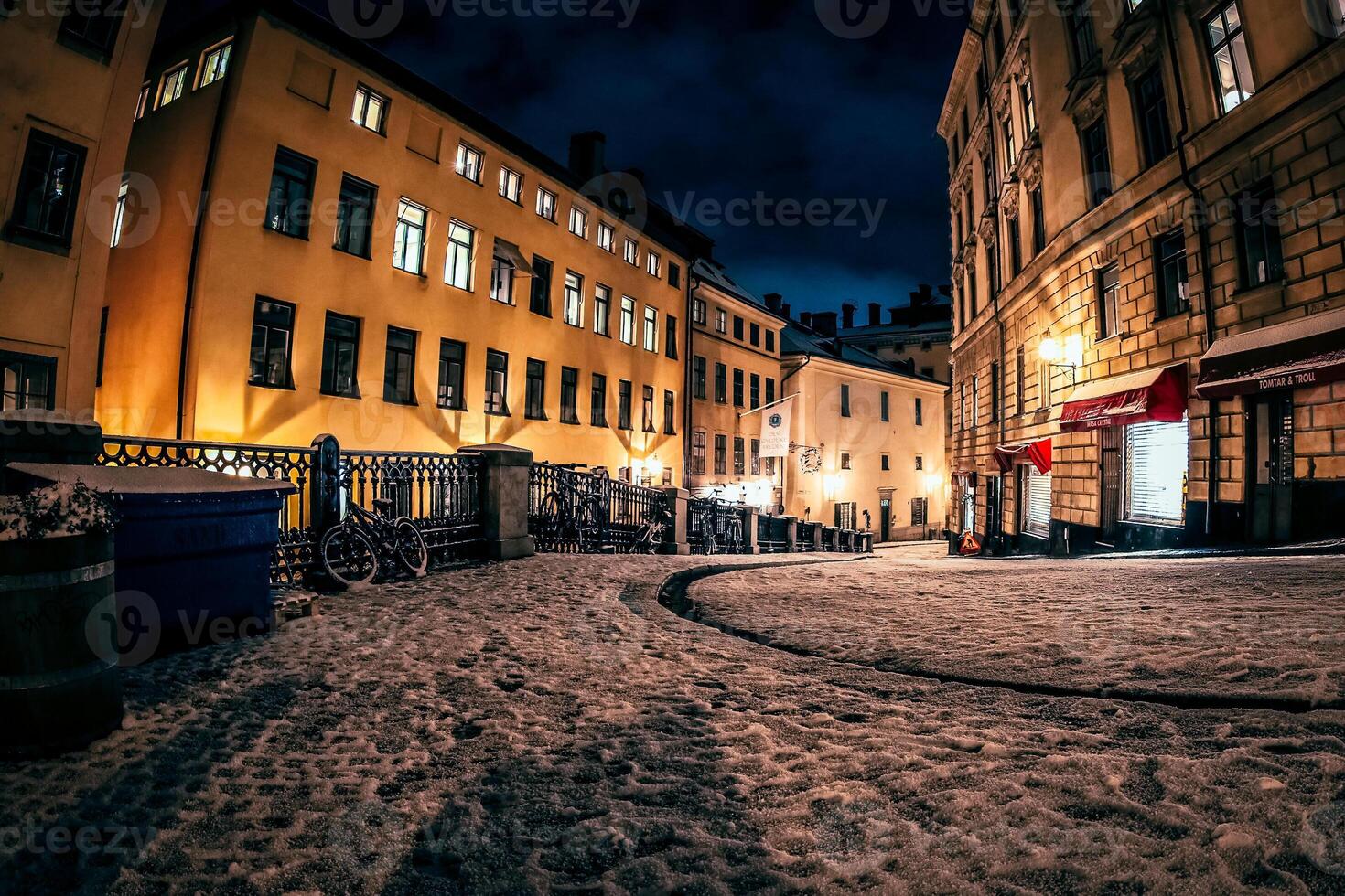 kullersten gata på natt med byggnader i de bakgrund foto