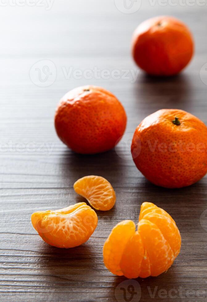 färsk mandarin apelsiner frukt eller mandariner på en trä- tabell foto