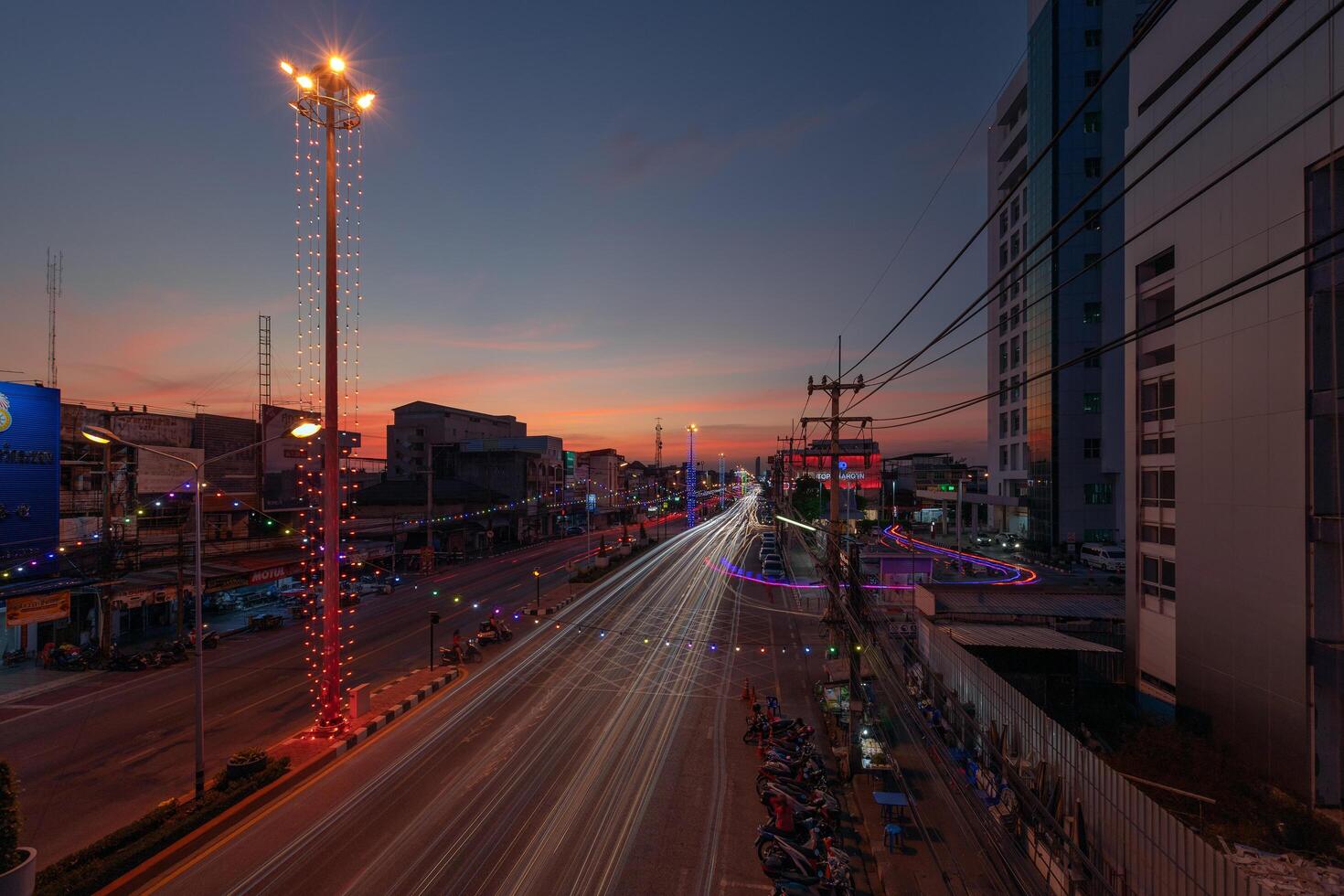 rayong, thailand, 2023 - kväll trafik i rayong provins foto