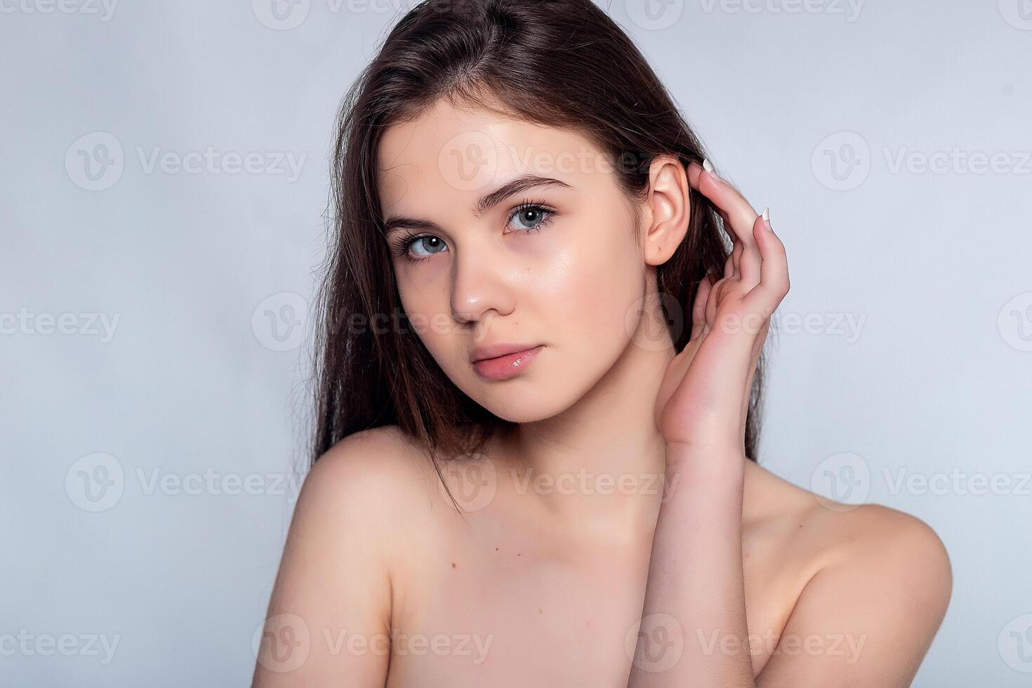 skön ung kvinna med rena färsk hud Rör egen ansikte . foto