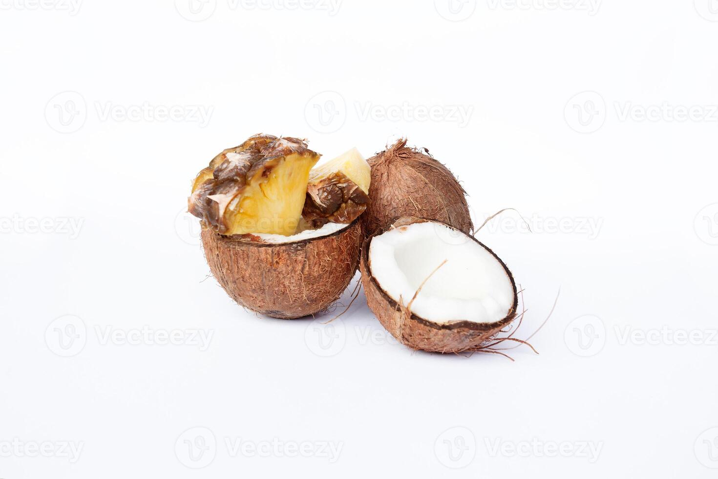 ananas och kokos på en vit bakgrund foto