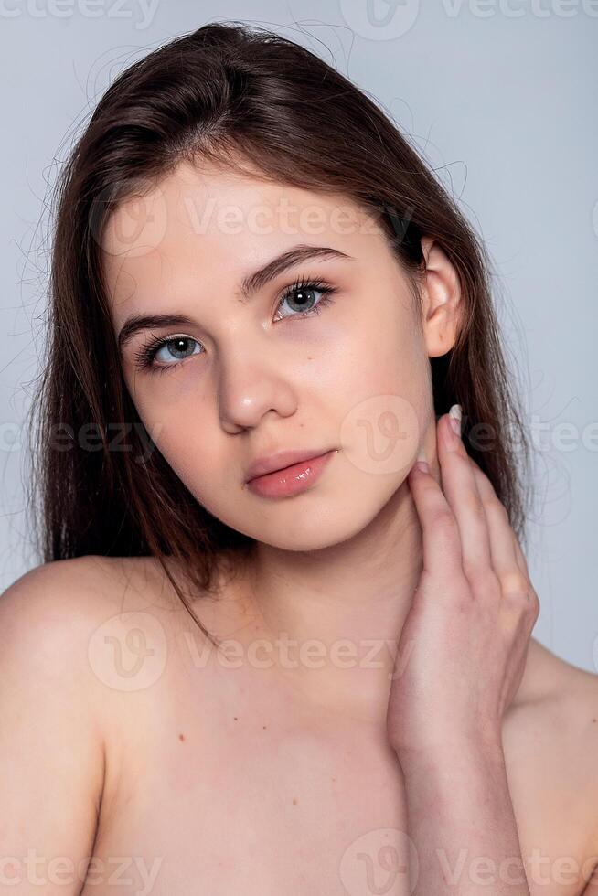 skön ung kvinna med rena färsk hud Rör egen ansikte . foto