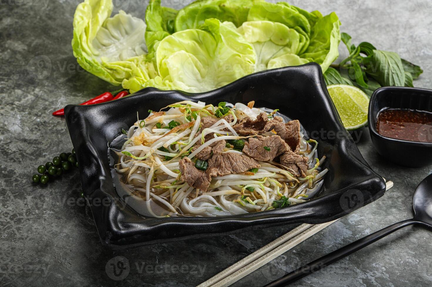 vietnamese traditionell soppa pho bo med nötkött foto