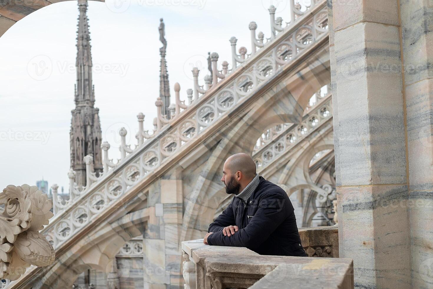 Lycklig man i främre av duomo milan katedral foto