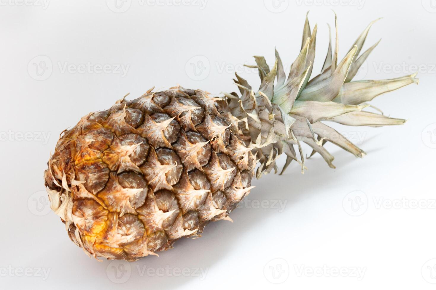 ananas på en vit bakgrund foto