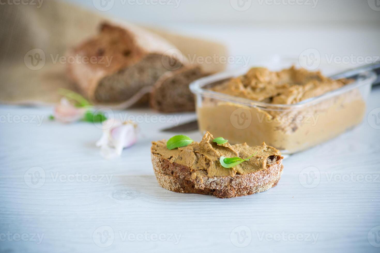 hemlagad lever pastej med bröd på en trä- tabell foto