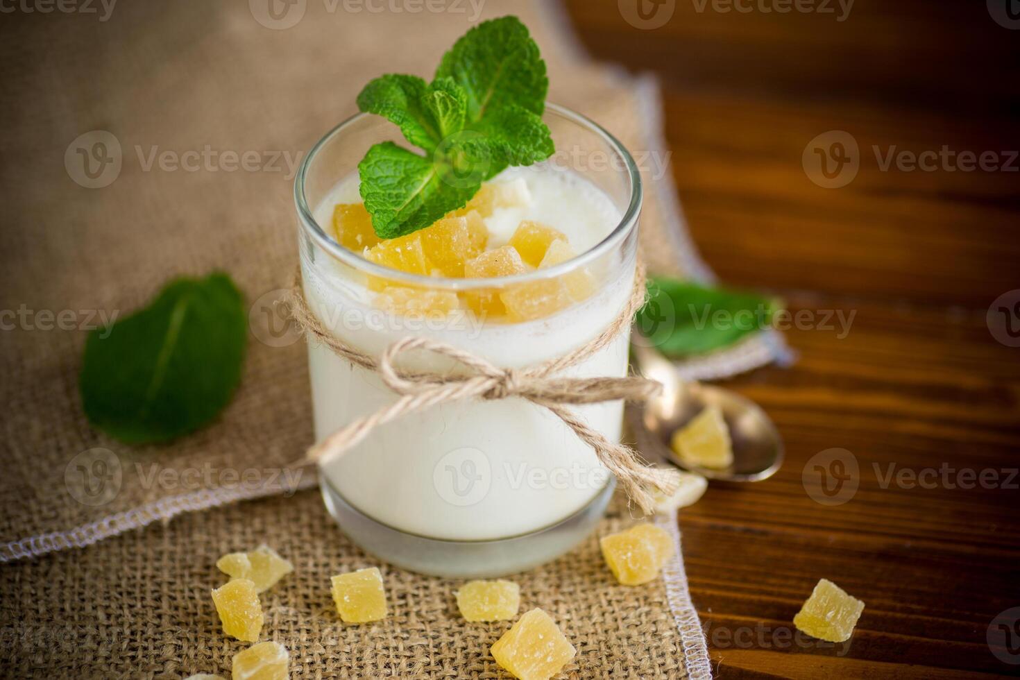 ljuv hemlagad yoghurt med kanderad frukt i en glas foto