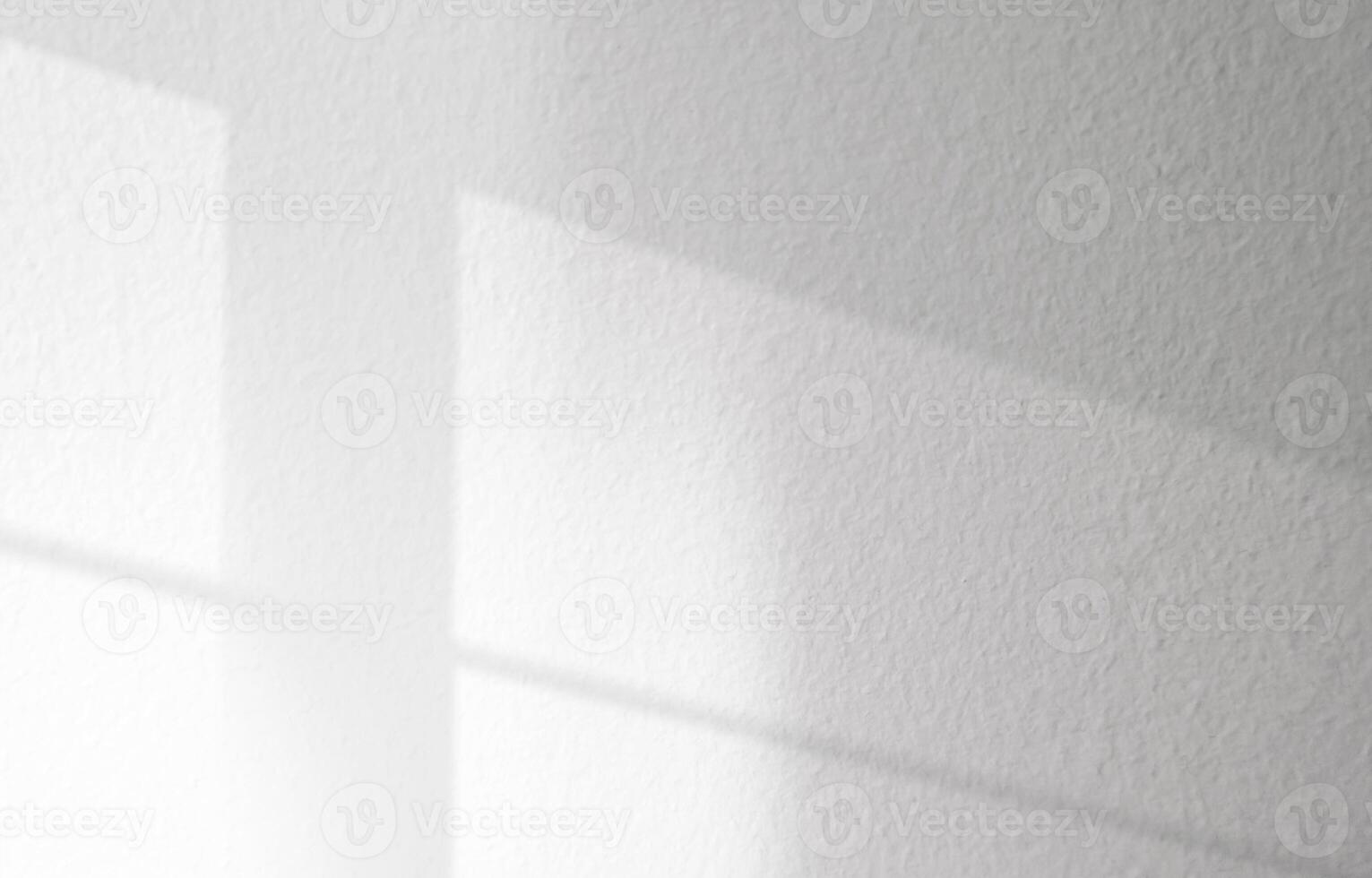 vit vägg bakgrund, betong textur med fönster skugga, tom grå cement rum med solljus reflektera på vit plåster färg, ljus effekt för svartvit Foto, mockup, produkt design presentation foto