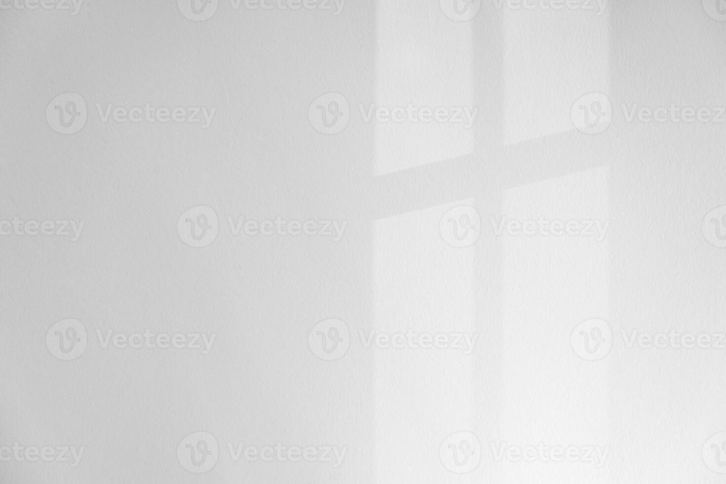 vit vägg bakgrund, betong textur med skugga fönster, tomt grå cement rum med solljus reflektera på vit plåster färg, ljus effekt för svartvit Foto, mockup, produkt design presentation foto