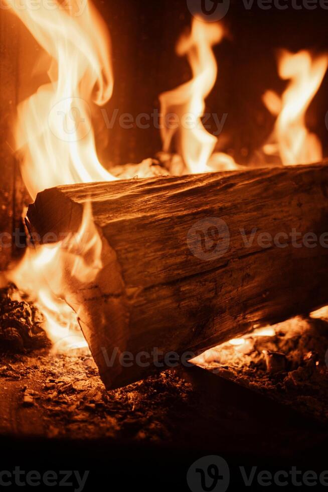 logga av trä brinnande i en öppen spis inuti en hus, härd foto