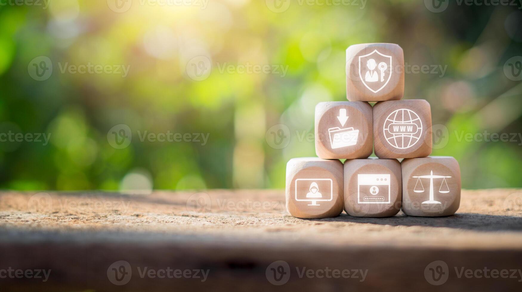 Integritet begrepp, trä- blockera på skrivbord med Integritet ikon på virtuell skärm. foto