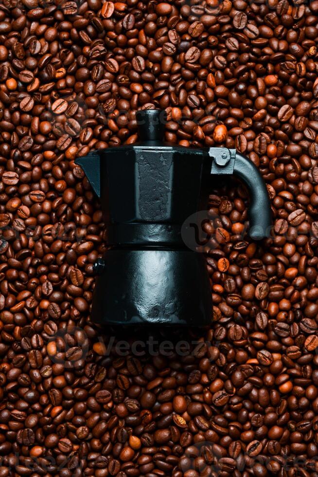 en kaffe tillverkare för bryggning kaffe på kaffe bönor. rostad kaffe bönor. topp se. foto