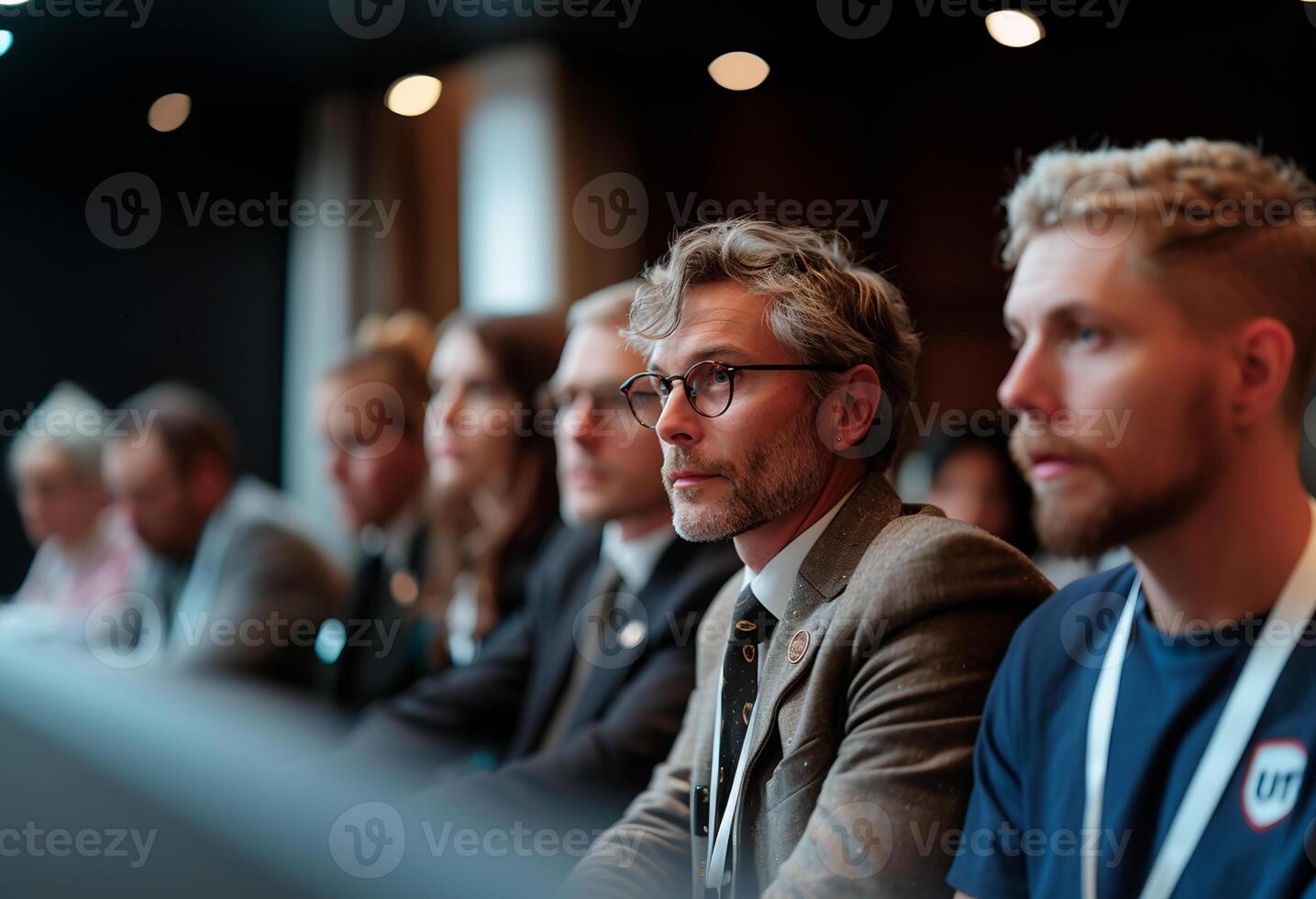 ai genererad grupp av yrkesverksamma uppmärksamt lyssnande på en företag seminarium. foto