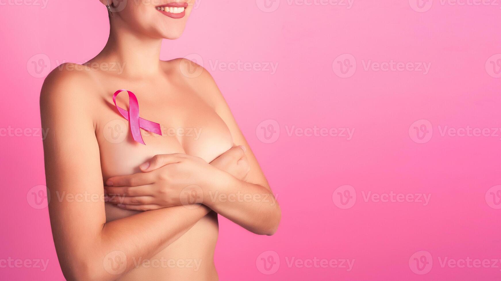 hälsa, medicin, skönhet begrepp - naken kvinna med rosa bröst cancer medvetenhet band. Stöd av patienter med onkologi foto