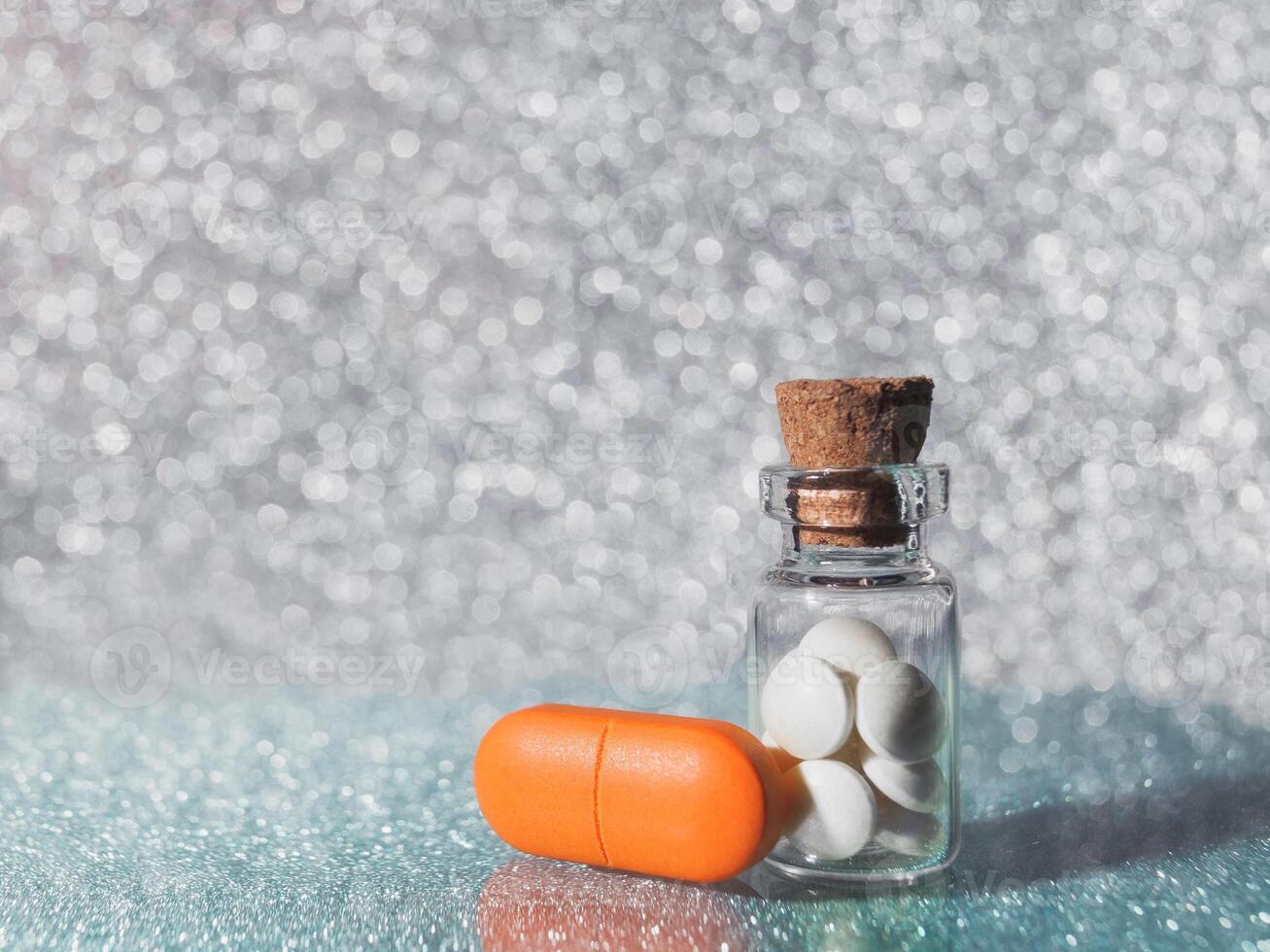 farmaceutisk medicin piller blandad , tabletter och flaska. piller glitter bakgrund. kopia Plats foto