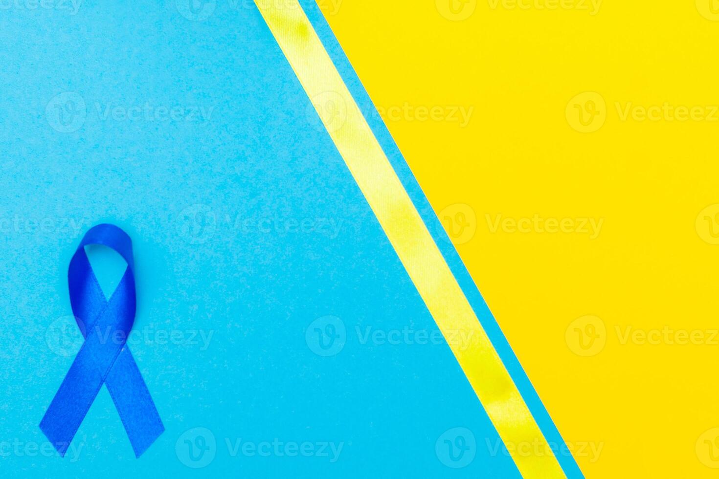 mörk blå band medvetenhet för AIDS dag begrepp. gulblå bakgrund foto