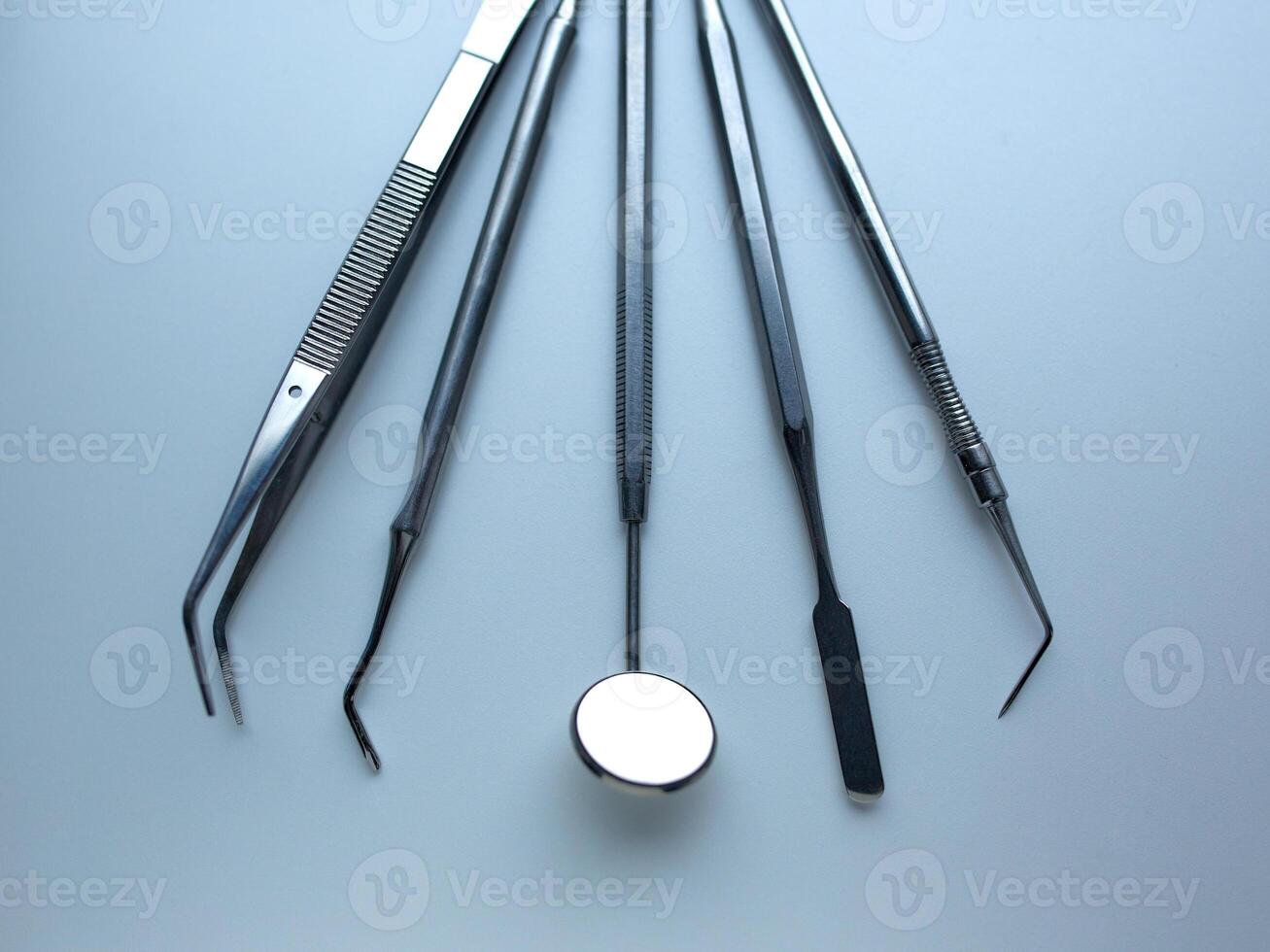 dental verktyg på silver- Färg bakgrund foto