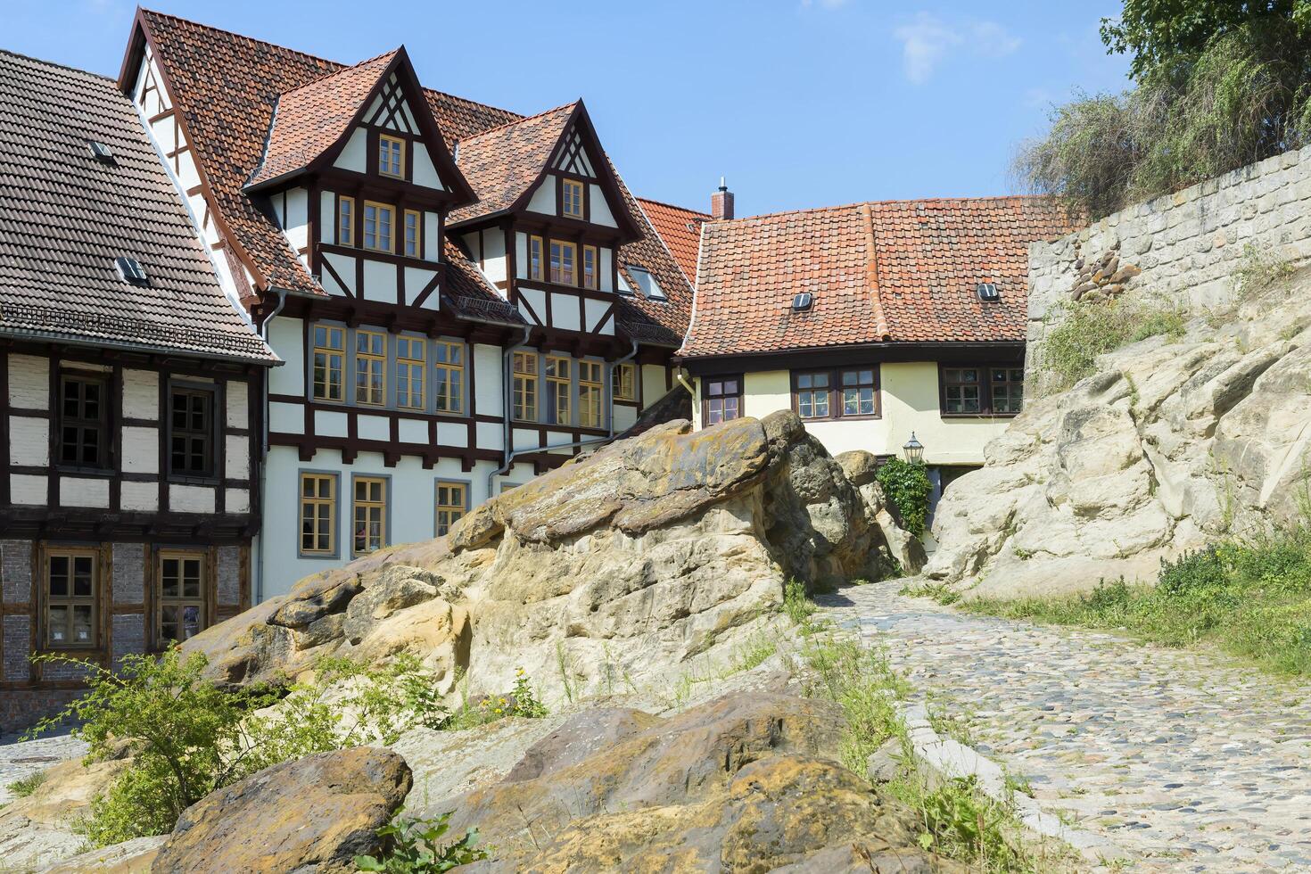 quedlinburg, Tyskland - 2015, korsvirkeshus hus runt om de quedlinburg slott, harz, saxony anhalt, Tyskland, unesco värld arv webbplats foto