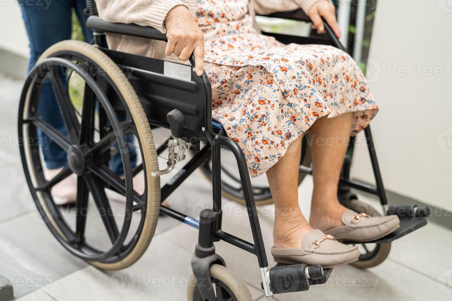 vårdgivare hjälp och vård asiatisk senior kvinna patient Sammanträde på rullstol till ramp i amning sjukhus, friska stark medicinsk. foto