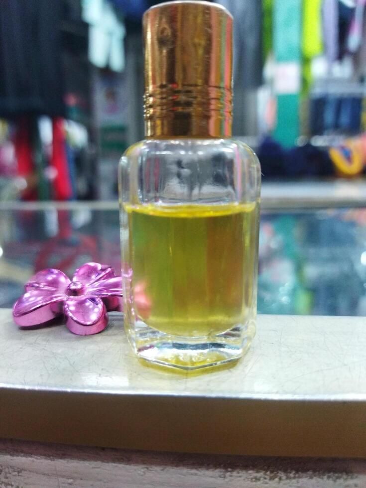 en små flaska av parfym Sammanträde på en röd trasa foto