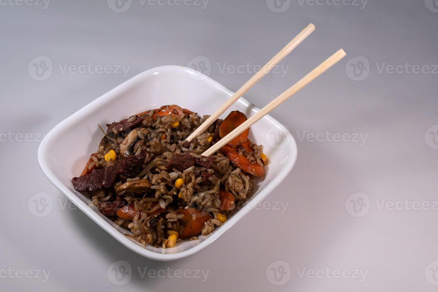 nyligen tillverkad kinesisk friterad ris med kött och grönsaker, med Plats för text foto