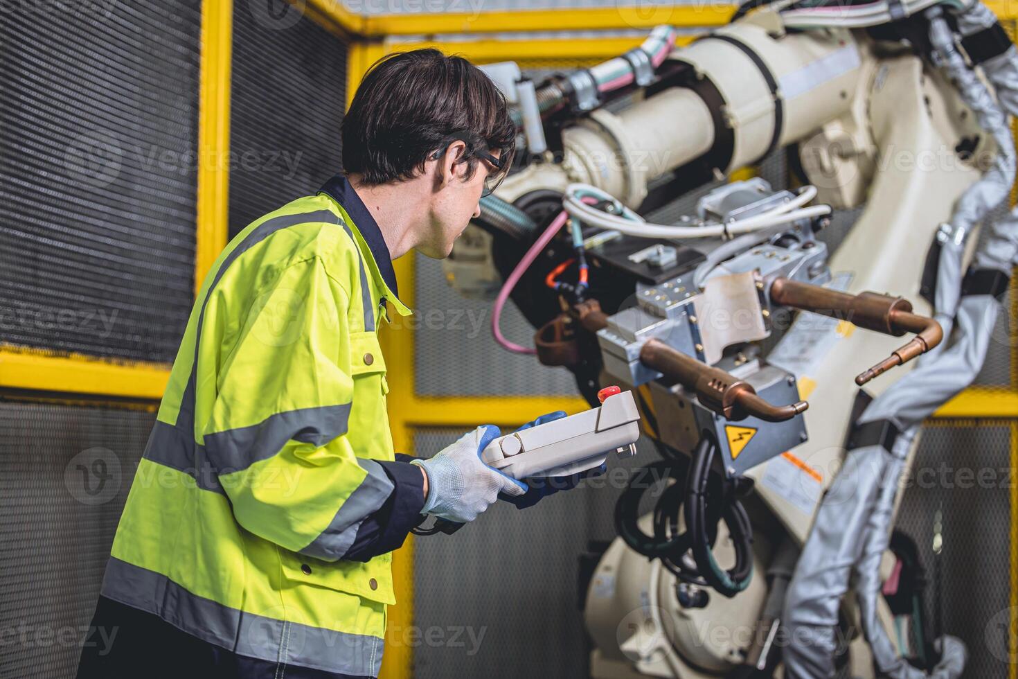 leda ingenjör arbetssätt i Avancerad teknologi automatisering fabrik service kontroll program robot svetsning ärm foto