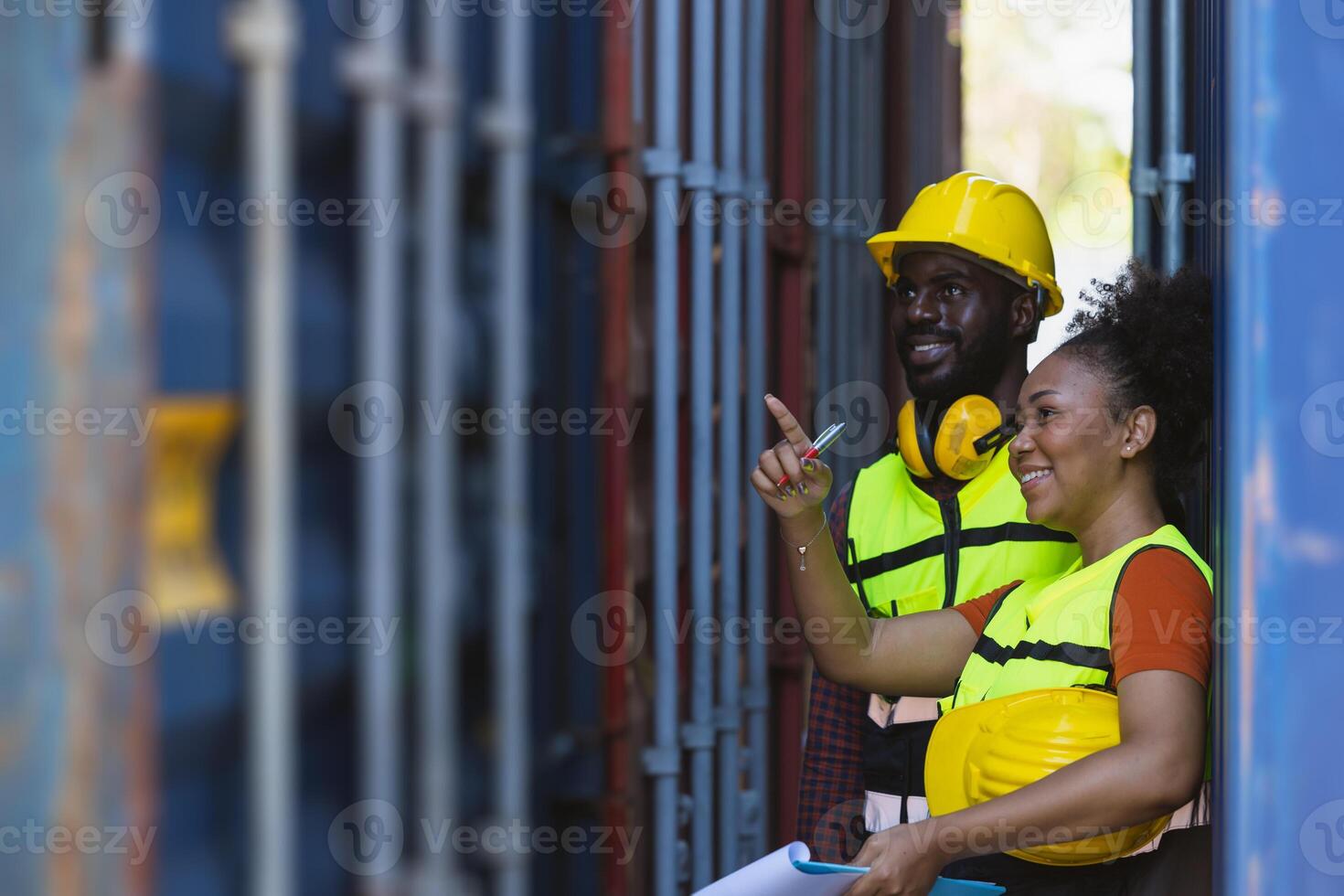 afrikansk amerikan par tull team personal arbetstagare arbetssätt tillsammans med kolla upp lista frakt beställa på hamn behållare gård njut av arbete Lycklig leende foto