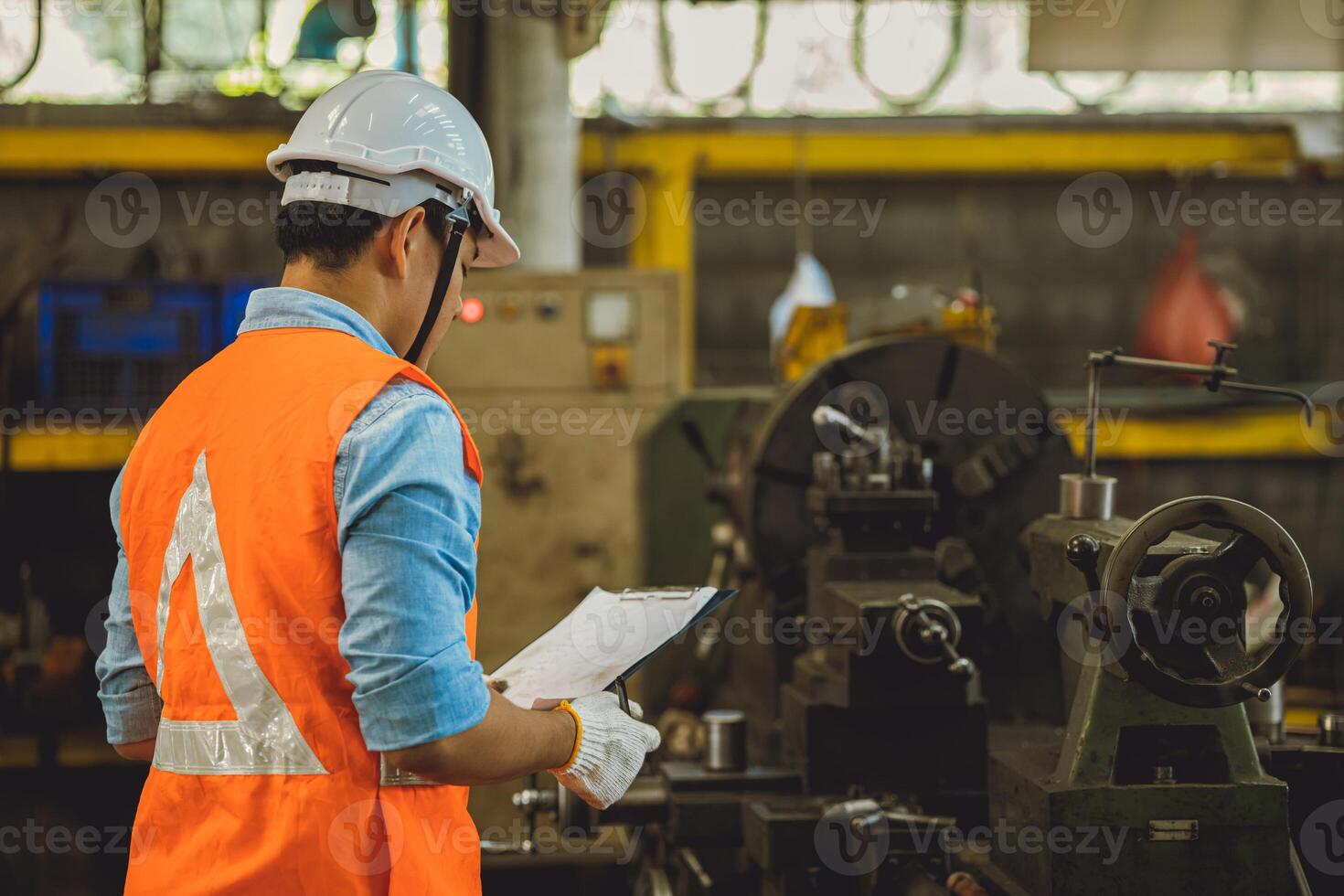 industri manlig ingenjör arbetstagare säkerhet kolla upp maskin service fixera uppstart arbetssätt i svarv stål metall fabrik foto
