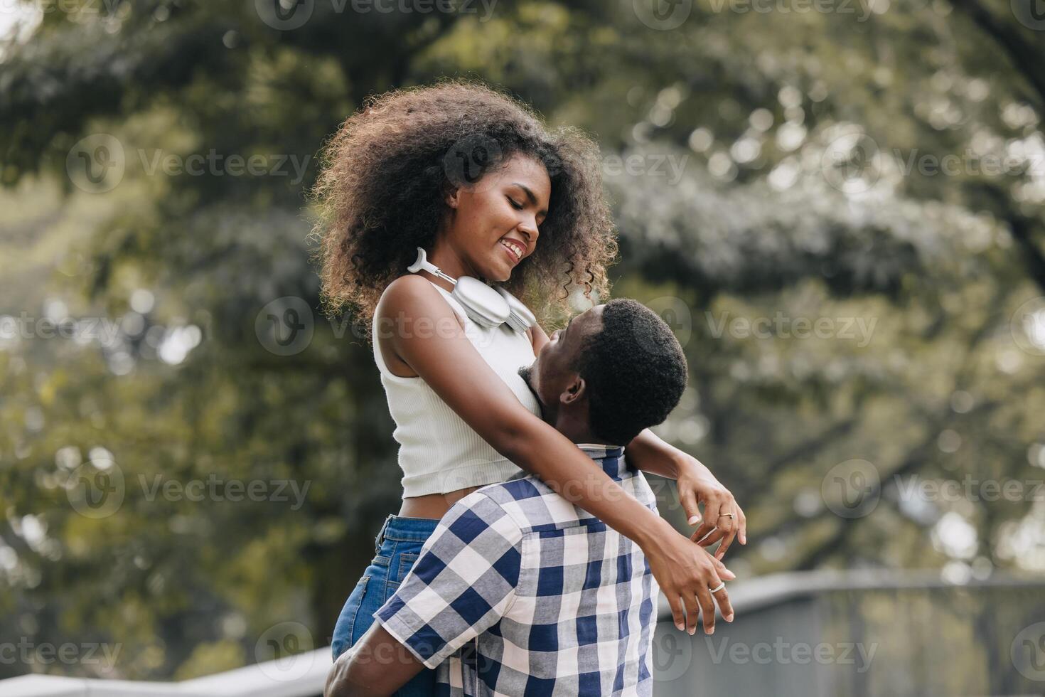 datum par man och kvinnor valentine dag. afrikansk svart älskare på parkera utomhus sommar säsong årgång Färg tona foto