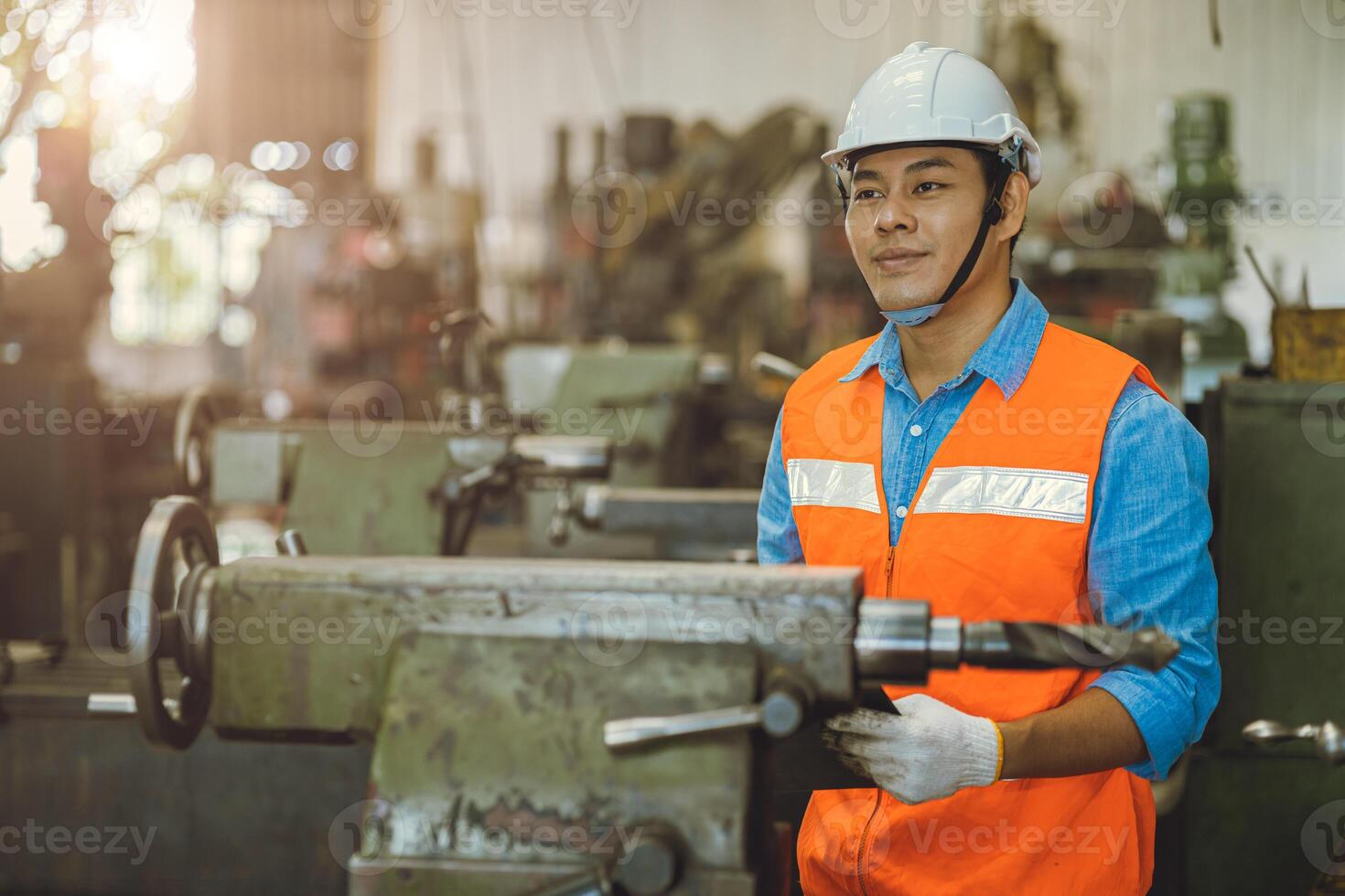 Lycklig asiatisk manlig arbetstagare arbete i tung metall industri fabrik njut av leende porträtt foto
