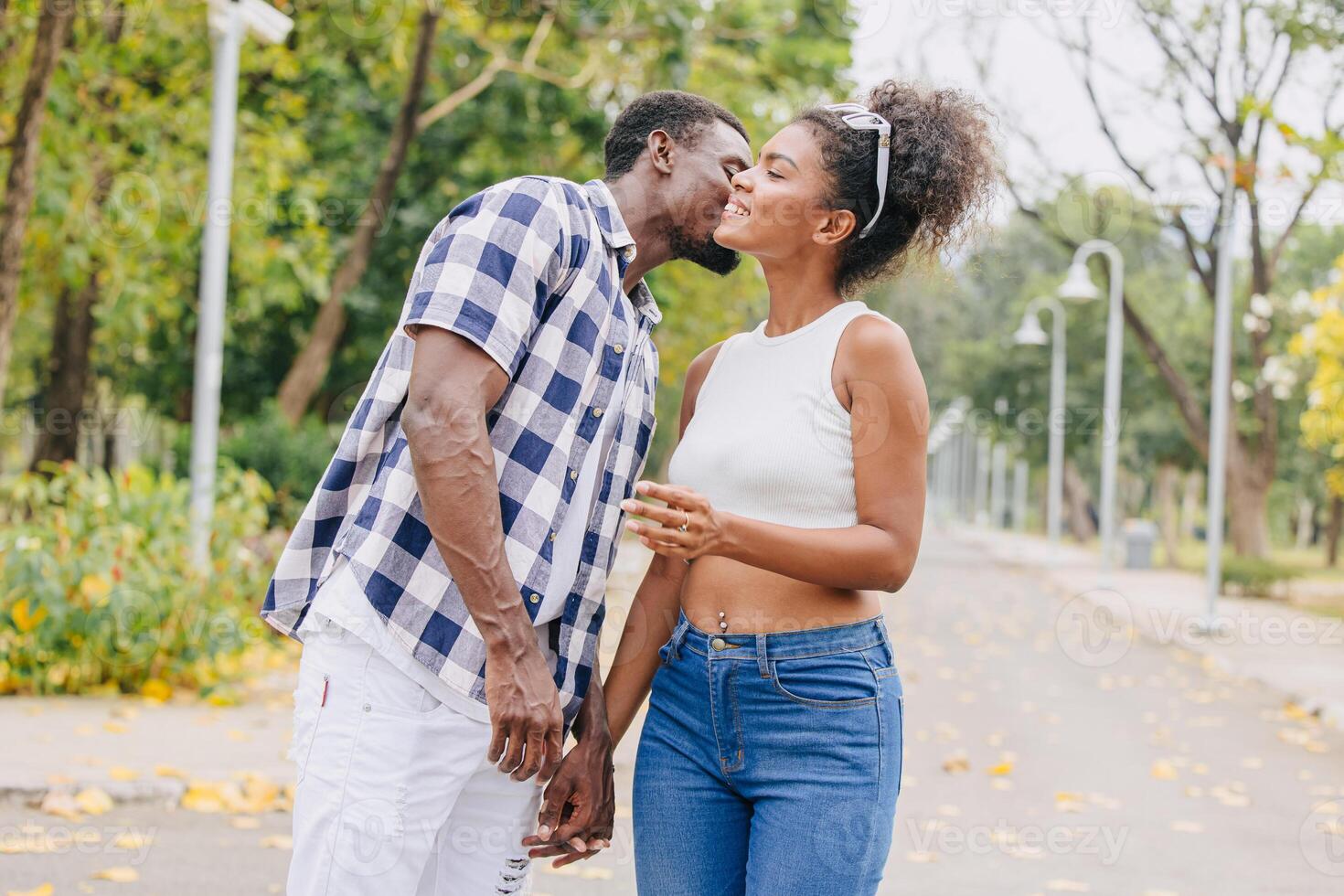 datum par man och kvinnor valentine dag. afrikansk svart älskare på parkera utomhus sommar säsong årgång Färg tona foto