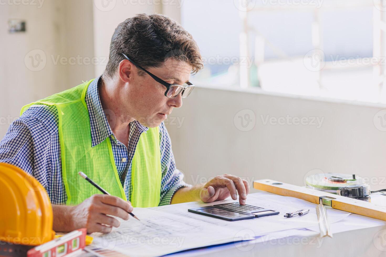 ingenjör byggare Beräkna konstruktion räkningen kosta överraskad chock uttryck för byggnad projekt kosta överdriven utgifter. foto