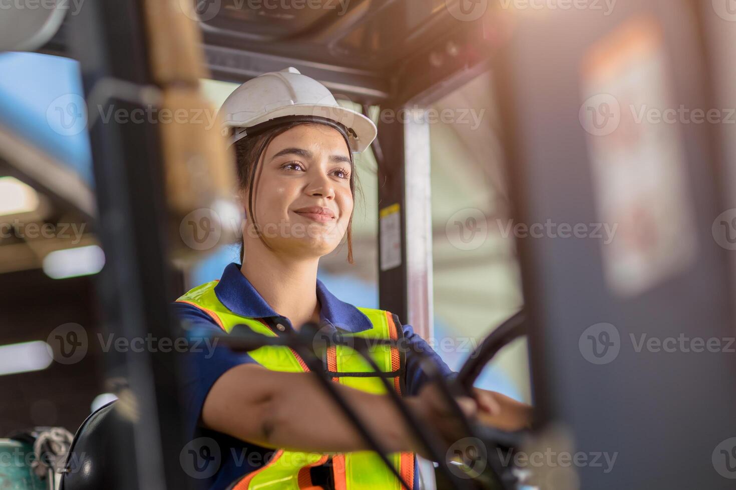 indisk kvinna arbetstagare lager gaffeltruck förare personal Lycklig leende njut av arbetssätt foto