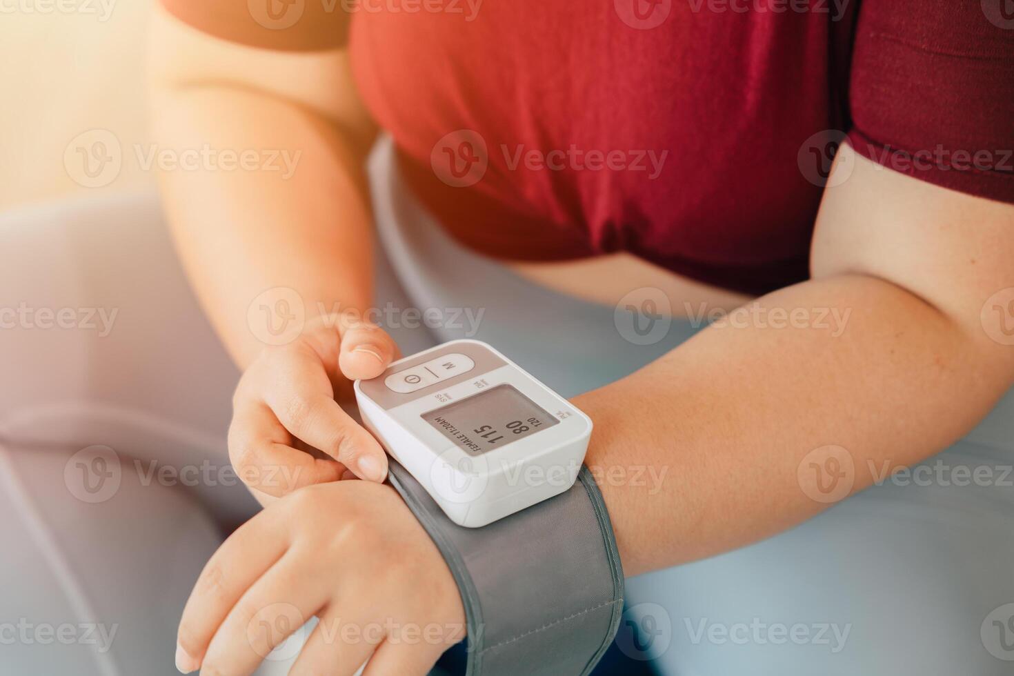 fett kvinnor mätning blod tryck använder sig av handled blod fartyg övervaka modern Hem medicinsk Utrustning foto