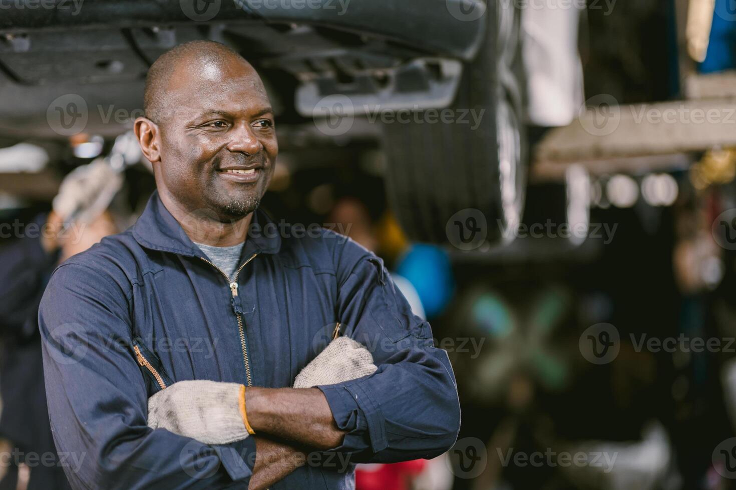 porträtt svart afrikansk mekaniker garage arbetstagare kolla upp bil service team personal smart stående Lycklig leende foto