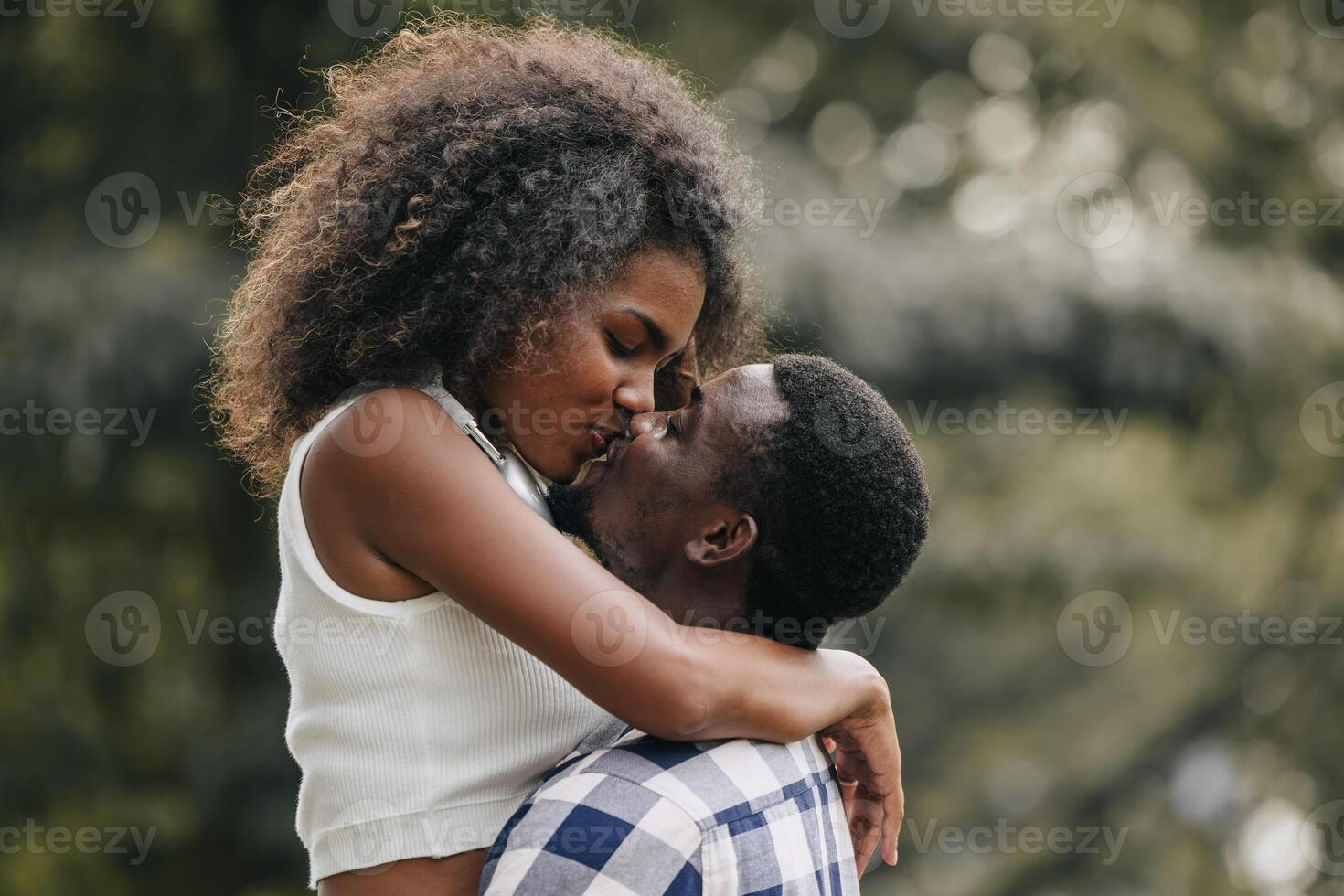 datum par man och kvinnor valentine dag. afrikansk svart älskare på parkera utomhus sommar säsong årgång Färg tona foto