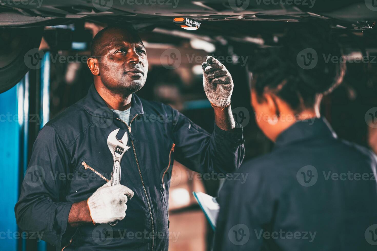 garage mekaniker team arbetssätt bil bil service svart afrikansk människor professionell arbetstagare tillsammans foto