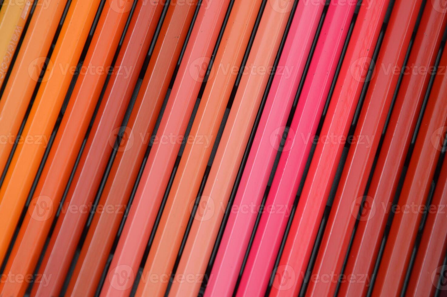 rad av färgad pennor stänga upp, skön Färg lutning. dekorativ bakgrund. foto