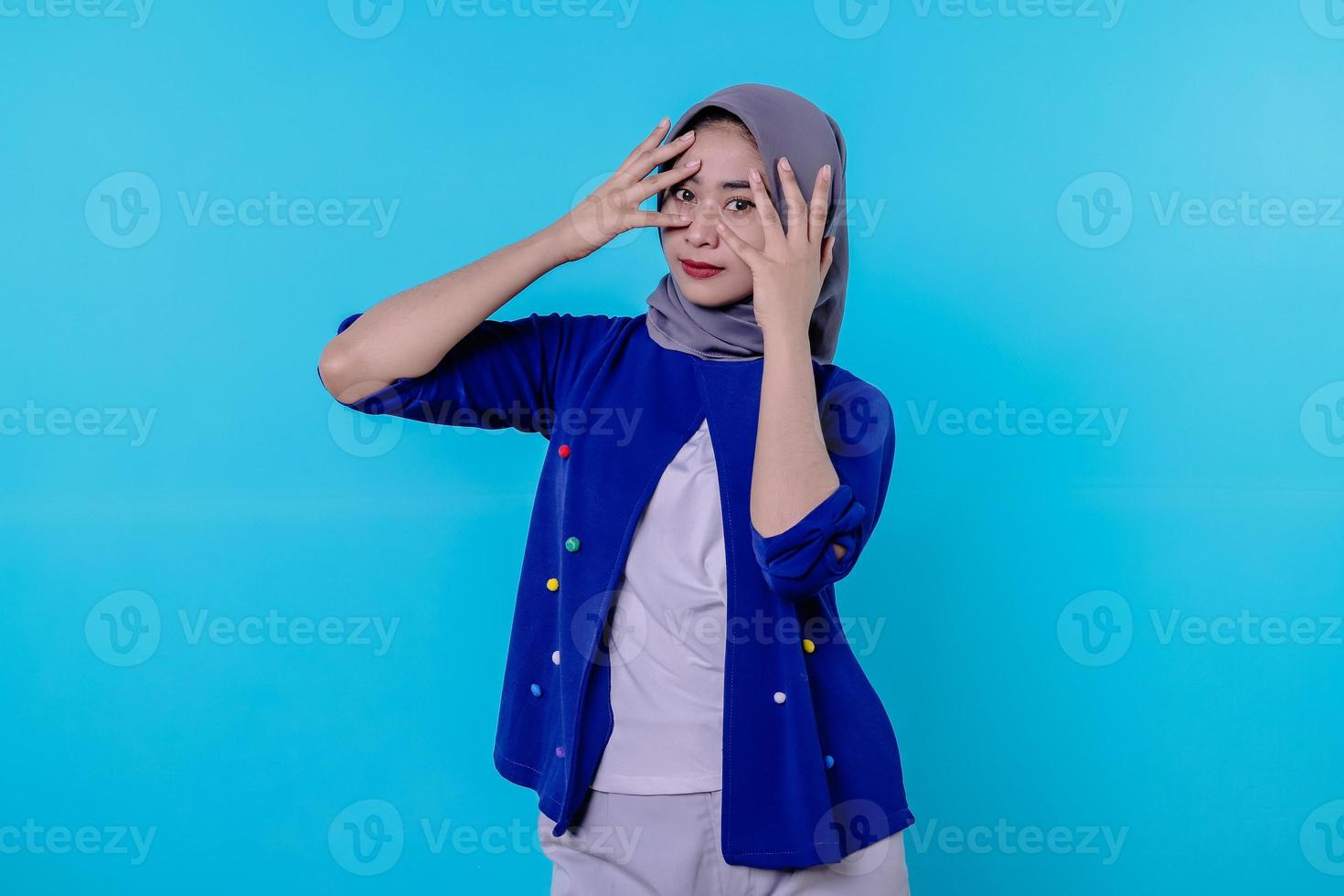 närbild av eftertänksam fokuserad kvinna som bär hijab foto