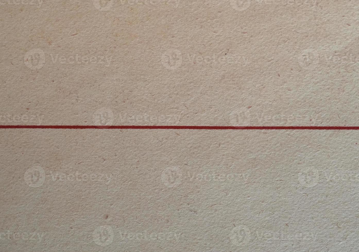 brun kartongstruktur med horisontell röd linje foto