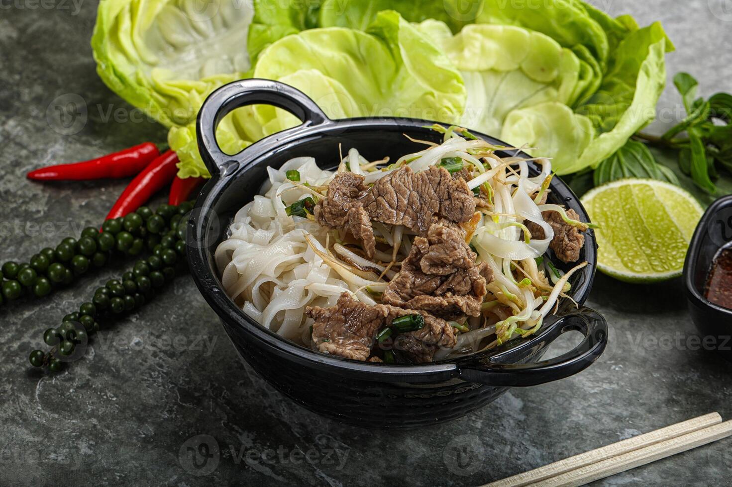 vietnamese traditionell soppa pho bo med nötkött foto