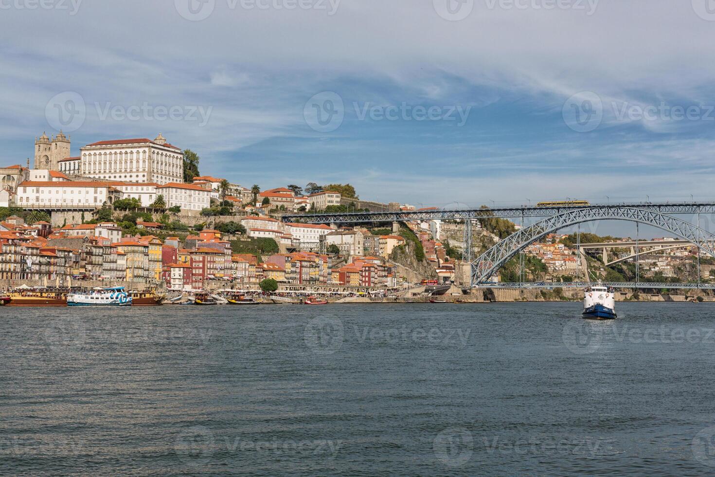 se av porto stad på de flodbank och vin båtar foto