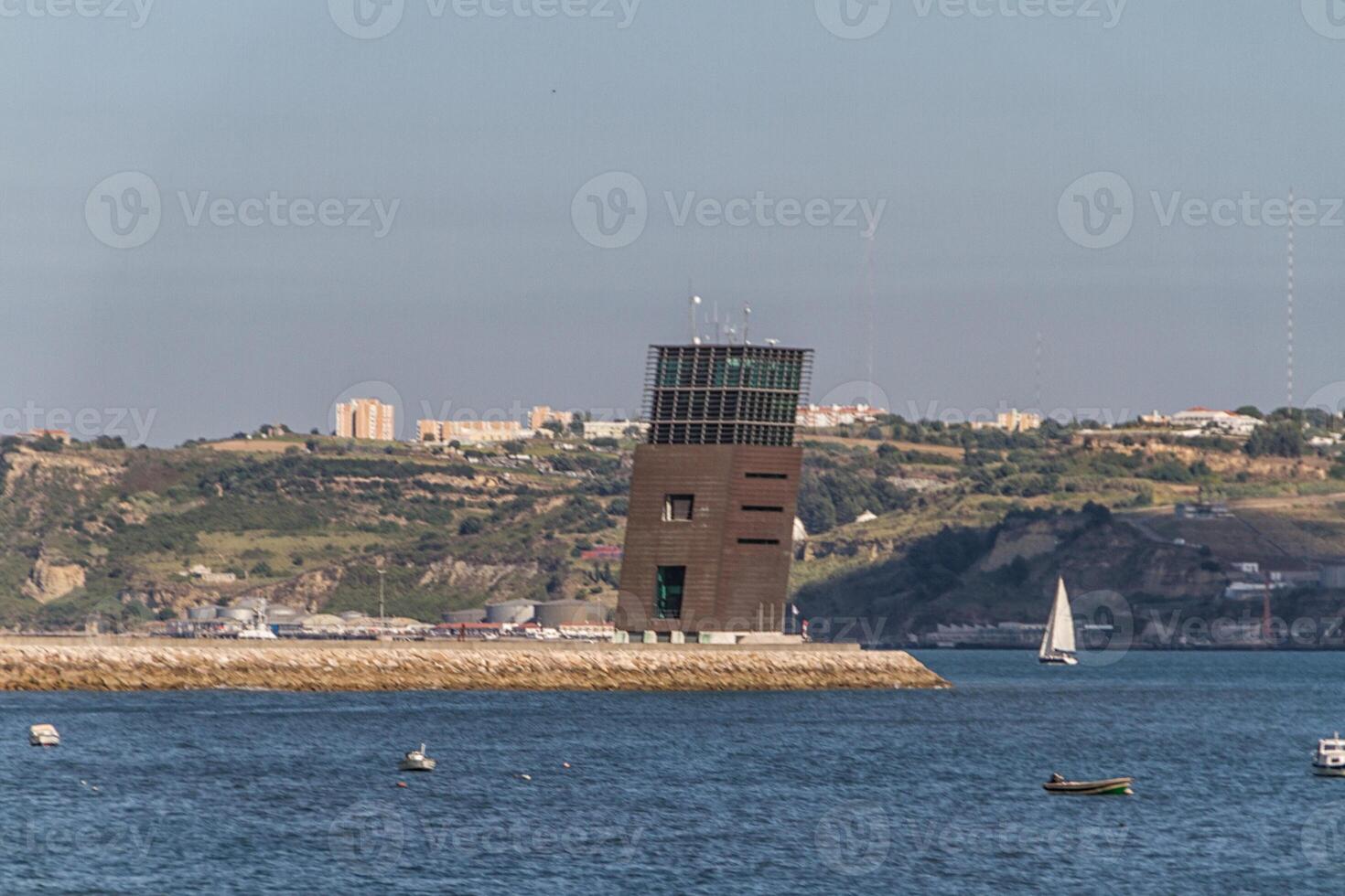 tejo flod med de stad av lissabon i de bakgrund. foto