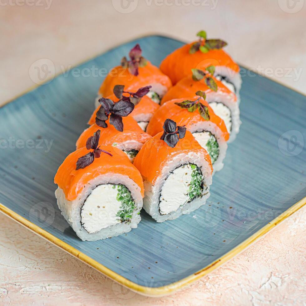 blå tallrik med sushi täckt i sås foto
