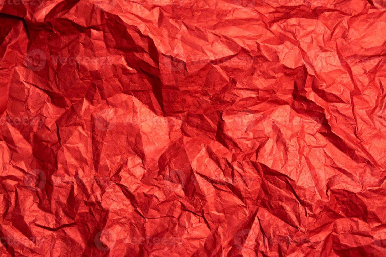 skrynkliga röd ark av papper. papper textur. bakgrund för designers. papper layout. foto