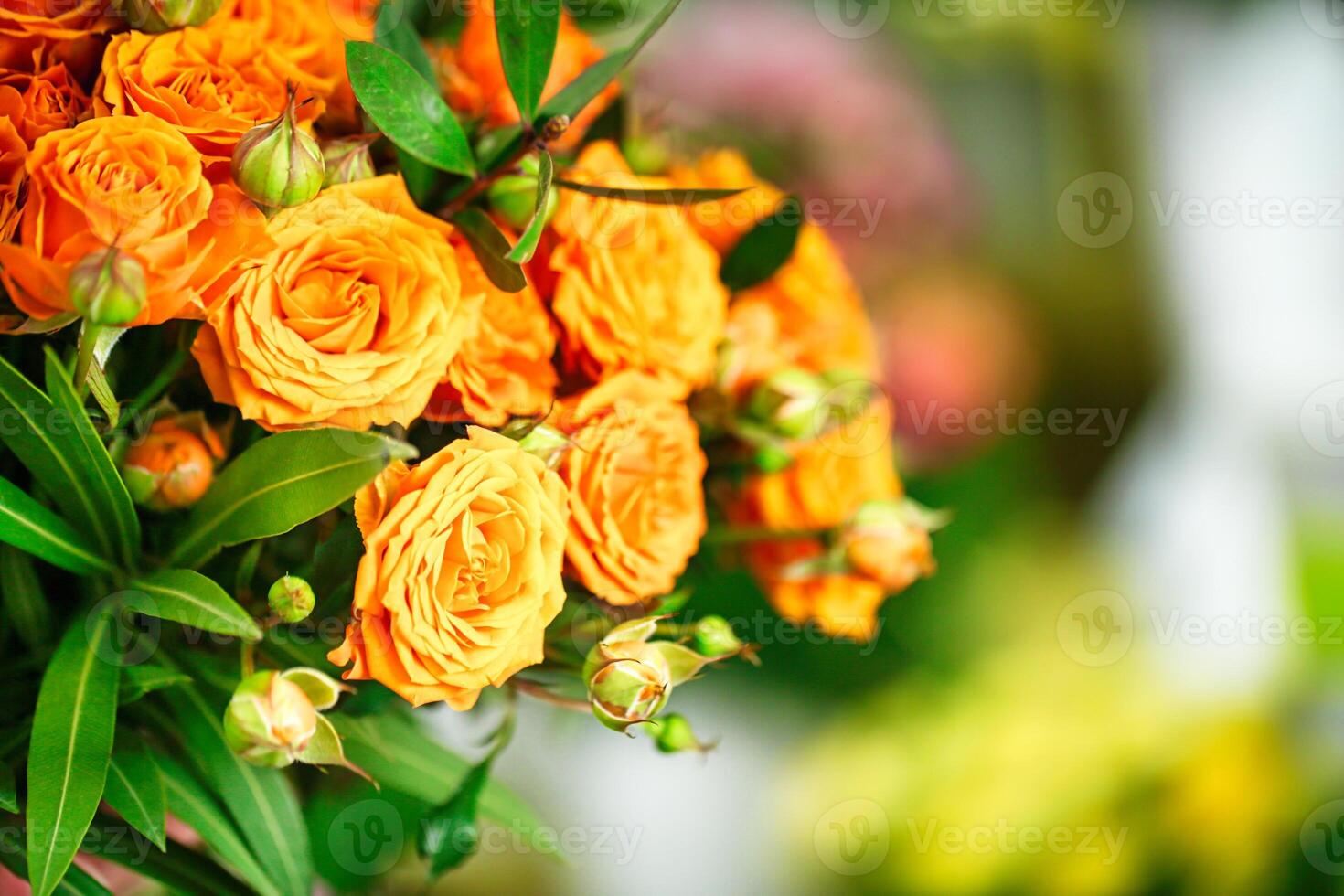 vibrerande bukett av orange blommor med grön löv foto